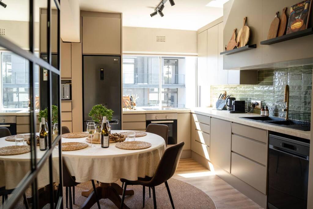 The Asvati - Chic Two Bedroom In Point *